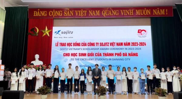 Trao 230 suất học bổng cho các em học sinh nghèo vượt khó