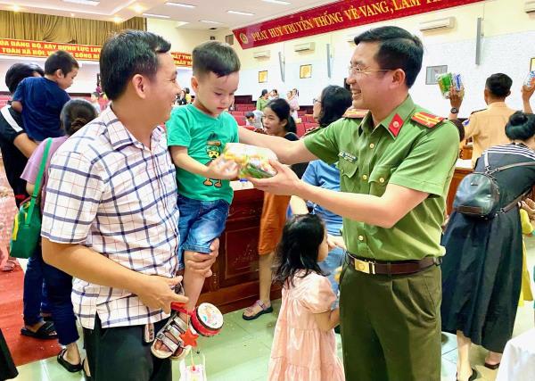 Công an TP Đà Nẵng mang Tết Trung thu đến với thiếu nhi