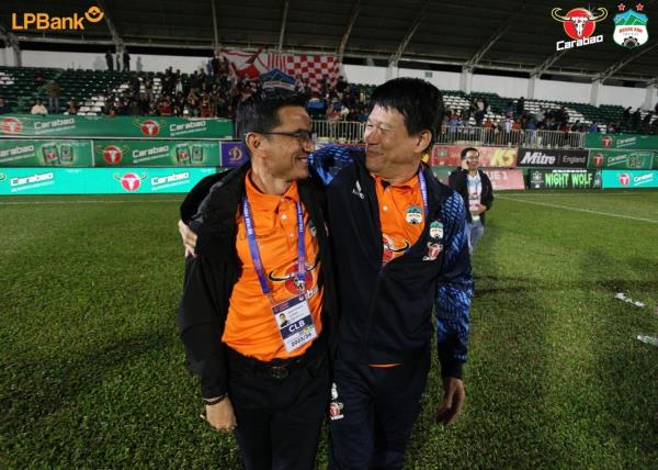 HLV Vũ Tiến Thành bắt đầu thay thế Kiatisuk