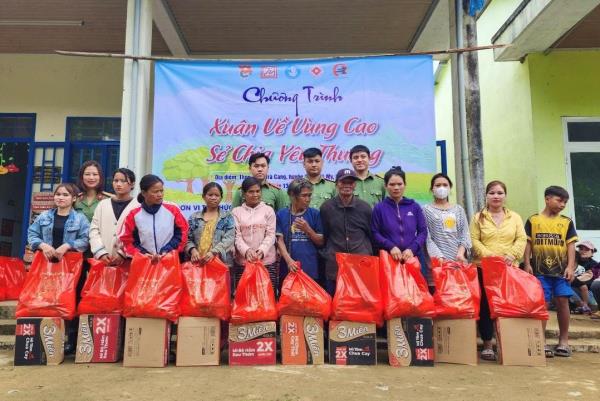 Mang xuân yêu thương đến các em nhỏ vùng cao