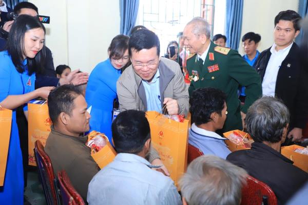 Chủ tịch nước Võ Văn Thưởng thăm, tặng quà và chung vui Tết nhân ái tại Nghệ An