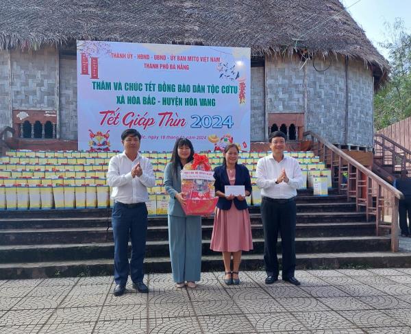 Lãnh đạo thành phố Đà Nẵng thăm và chúc tết đồng bào các dân tộc huyện Hòa Vang