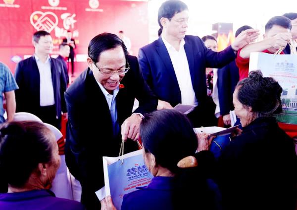 Phó Chủ tịch Quốc hội Trần Quang Phương tham dự chương trình Tết nhân ái tại Hà Tĩnh