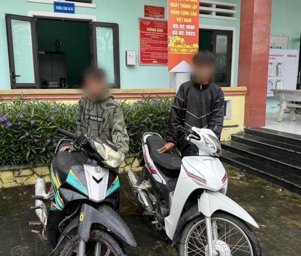 Trộm xe trước cổng trường