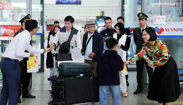 Du khách tấp nập đến Đà Nẵng, Thừa Thiên - Huế