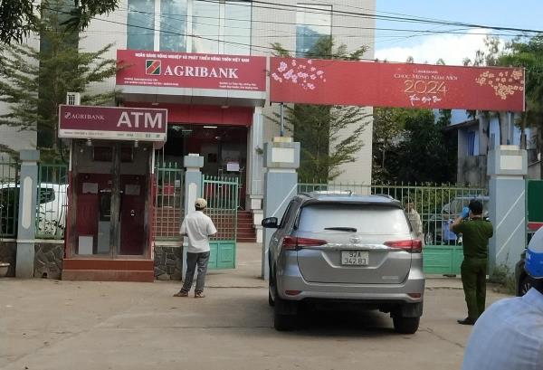 Truy bắt 2 kẻ cướp ngân hàng