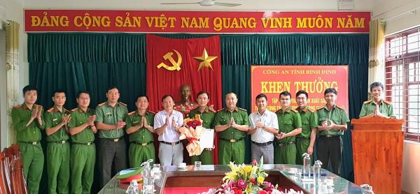 Khen thưởng đột xuất Công an xã Tây Giang