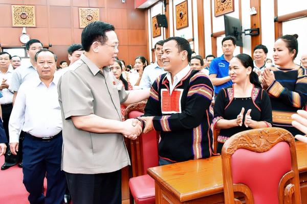 Chủ tịch Quốc hội Vương Đình Huệ chúc Tết, tặng quà gia đình chính sách, lực lượng vũ trang, công nhân tỉnh Gia Lai