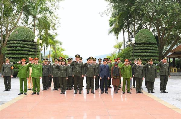 Đoàn đại biểu Đảng ủy Công an Trung ương, Bộ Công an dâng hương tại Khu di tích lịch sử Công an nhân dân