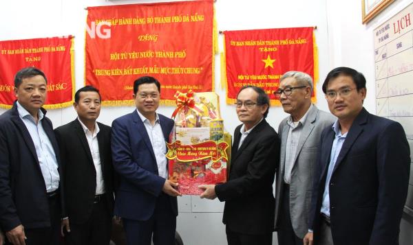 Lãnh đạo thành phố thăm, chúc Tết các đơn vị