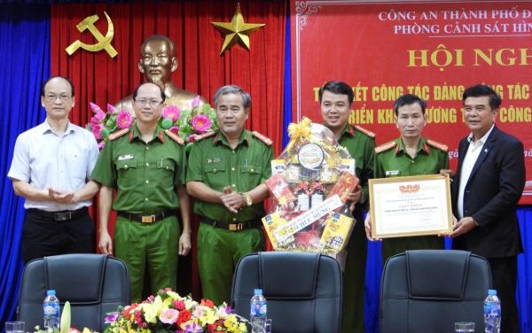 Khen thưởng ban chuyên án phá đường dây tín dụng đen gần 9.000 tỷ đồng