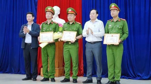 Khen thưởng thành tích đảm bảo an ninh trật tự tại địa phương