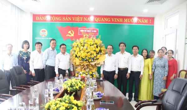 Thường trực Thành ủy thăm, chúc mừng Hội nông dân thành phố nhân ngày thành lập Hội nông dân Việt Nam