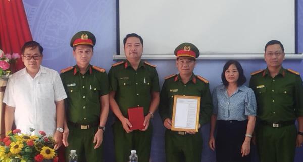 Công an quận Thanh Khê khen thưởng đột xuất Công an 3 phường