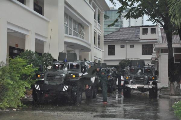 Đà Nẵng điều nhiều xe thiết giáp chống bão lụt