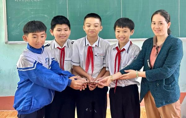 Bốn học sinh ở Đắk Nông nhặt được của rơi, trả lại người mất