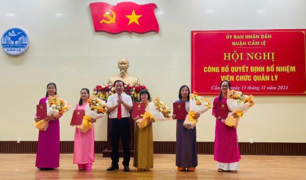 Chủ tịch UBND quận Cẩm Lệ công bố quyết định bổ nhiệm 5 Phó Hiệu trưởng