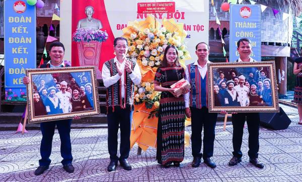 Bí thư Thành ủy Đà Nẵng Nguyễn Văn Quảng dự ngày hội Đại đoàn kết toàn dân tộc  cùng bà con Tà Lang, Giàn Bí, xã Hòa Bắc
