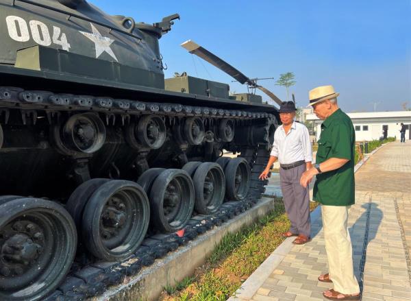Ngày đầu mở cửa, Bảo tàng Lịch sử Quân sự Việt Nam thu hút đông đảo khách tham quan