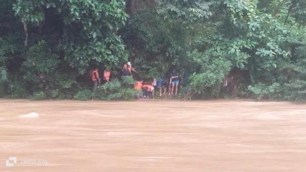 Cháu bé 2 tuổi nghi rơi xuống suối mất tích