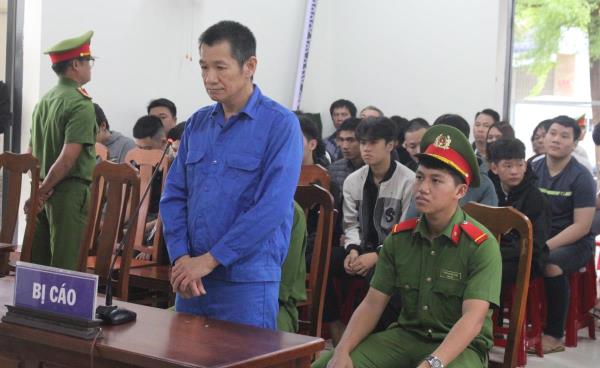 Con nghiện hầu tòa