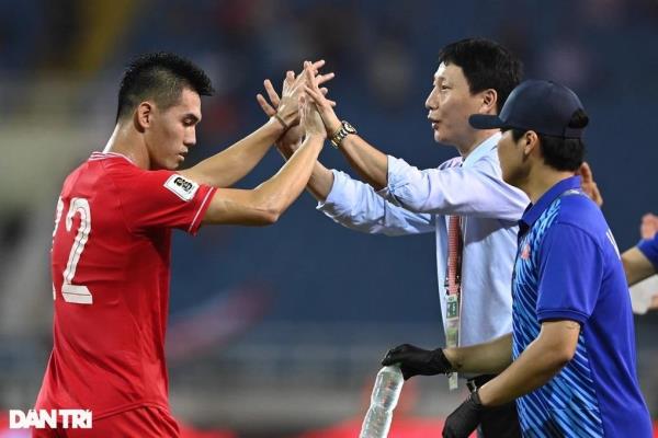 HLV Kim Sang Sik nói thẳng về các cầu thủ Việt Nam trên báo Hàn Quốc