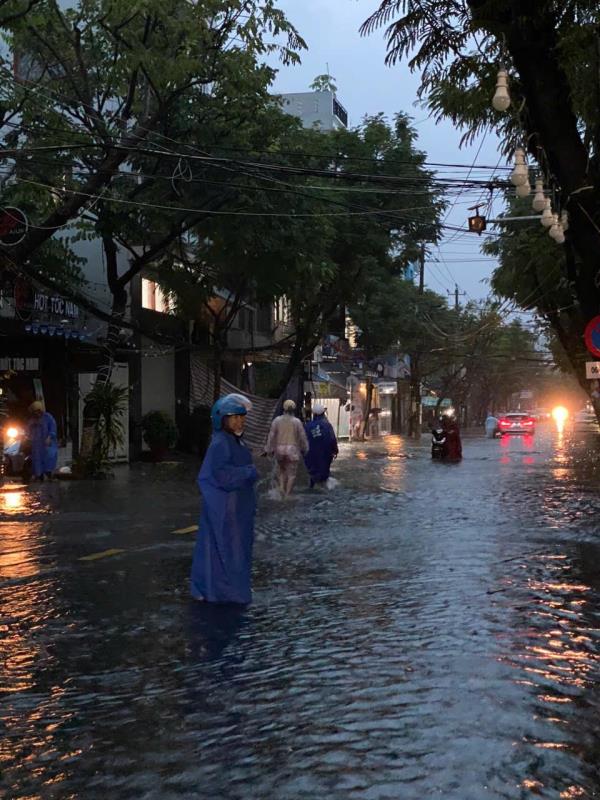 Mưa lớn gây ngập úng nhiều trường ở Đà Nẵng linh động cho học sinh nghỉ học