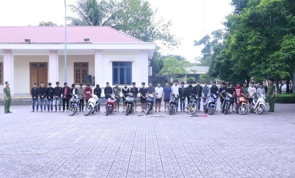 Điều tra mở rộng 2 nhóm báo thủ gây rối trên đường