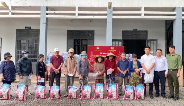 Trao quà cho hộ nghèo nhân dịp lễ Giáng sinh 2024