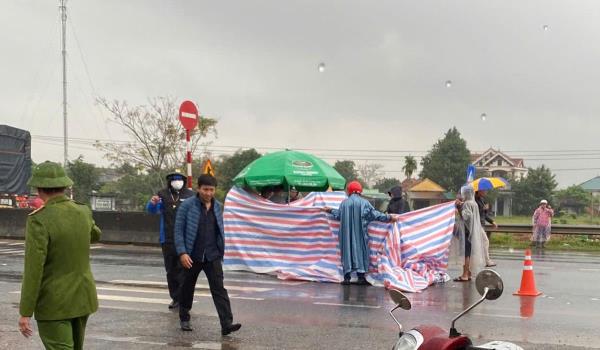 Gặp nạn khi qua ngã ba