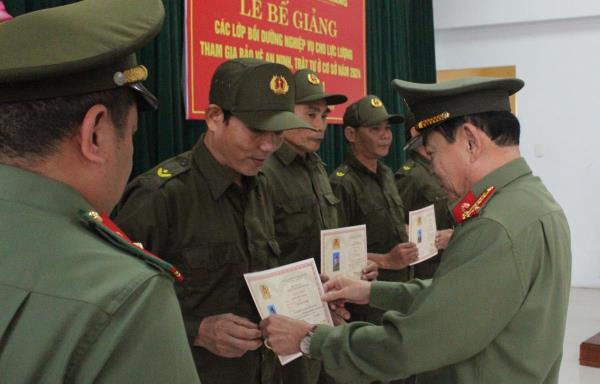 Trao 1.134 Chứng nhận bồi dưỡng nghiệp vụ cho lực lượng tham gia Bảo vệ An ninh Trật tự ở cơ sở