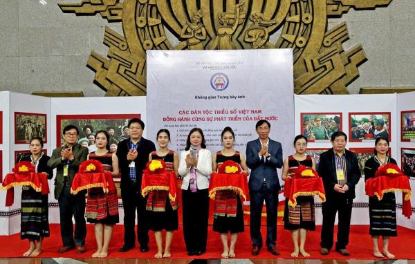 Sắc màu hội tụ tại đất thiêng