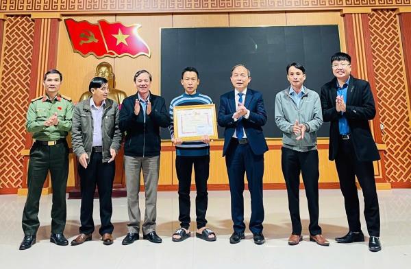 Khen thưởng thanh niên dũng cảm cứu 3 học sinh bị lũ cuốn trôi