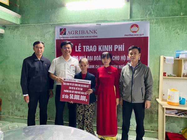 Trao tiền xây nhà đại đoàn kết cho hộ nghèo