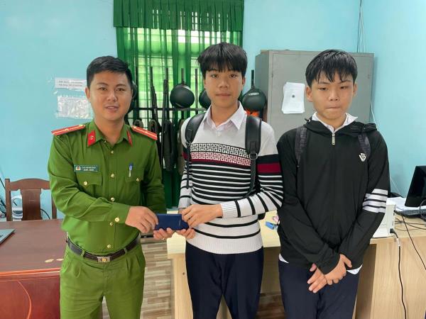 Học sinh nhặt được điện thoại trả lại người đánh rơi