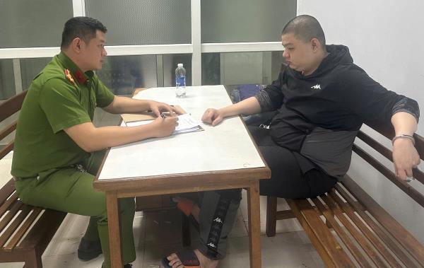 Vận động đối tượng lừa đảo có lệnh truy nã đặc biệt nguy hiểm ra đầu thú