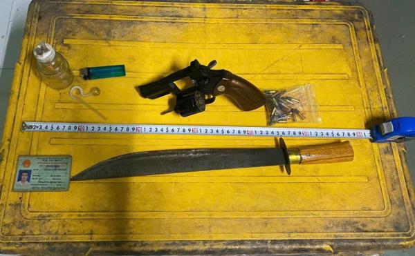 Khám xét nhà đối tượng nghiện phát hiện hàng nóng