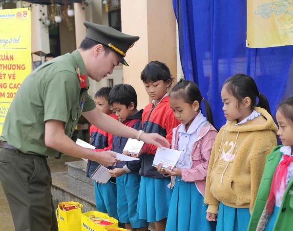 Tặng quà tết cho trẻ em đồng bào Cơ Tu