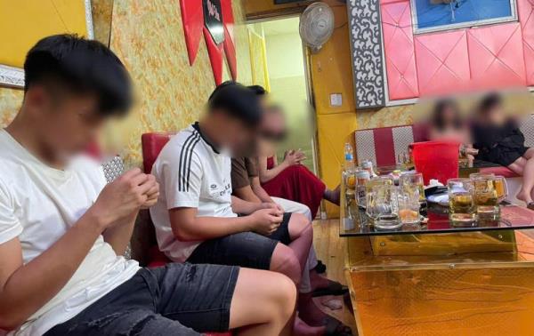 Kiểm tra karaoke Phố Đêm, lộ diện nhiều cặp đôi phê ma túy