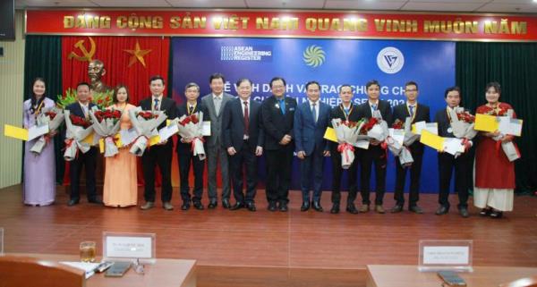 Thêm 13 Kỹ sư chuyên nghiệp Asean của Tổng Công ty điện lực miền Trung được vinh danh