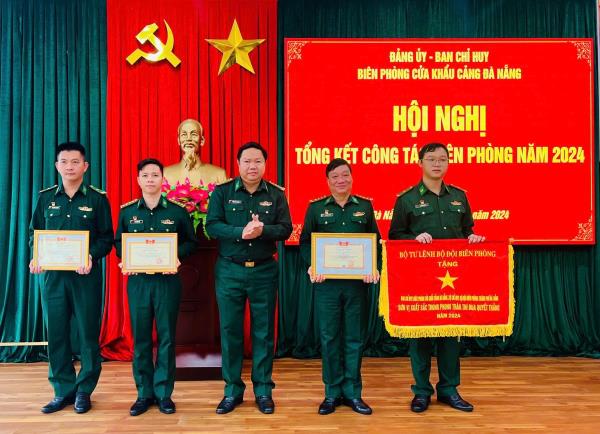 Biên phòng cửa khẩu Cảng Đà Nẵng được Bộ Tư lệnh Bộ đội Biên phòng tặng Cờ thi đua xuất sắc