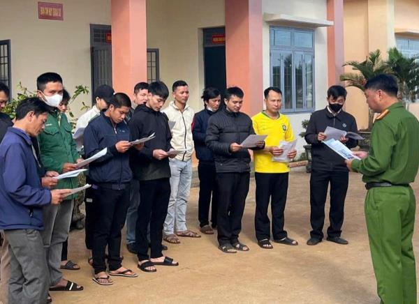 Công an xã Đắk Sin đẩy mạnh tuyên truyền vận động thu hồi vũ khí vật liệu nổ, công cụ hỗ trợ và pháo nổ