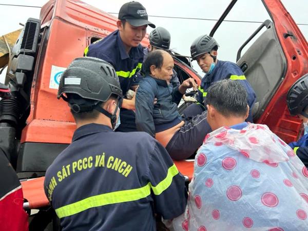 Giải cứu tài xế xe bị nạn mắc kẹt trong cabin