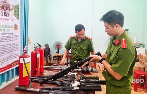 Công an tỉnh Bình Định vận động thu hồi nhiều vũ khí, vật liệu nổ và công cụ hỗ trợ
