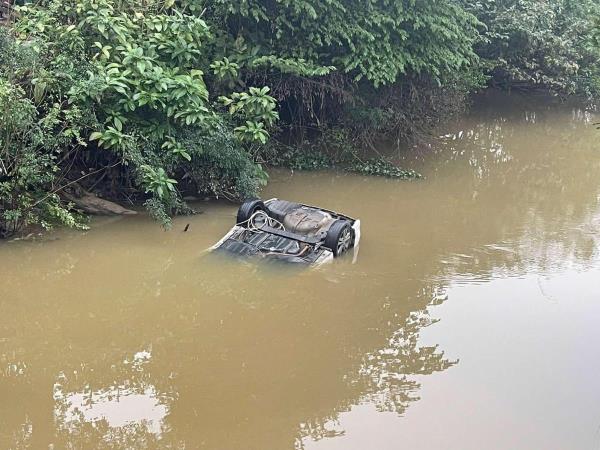 Ô tô rơi xuống sông, 2 người tử vong