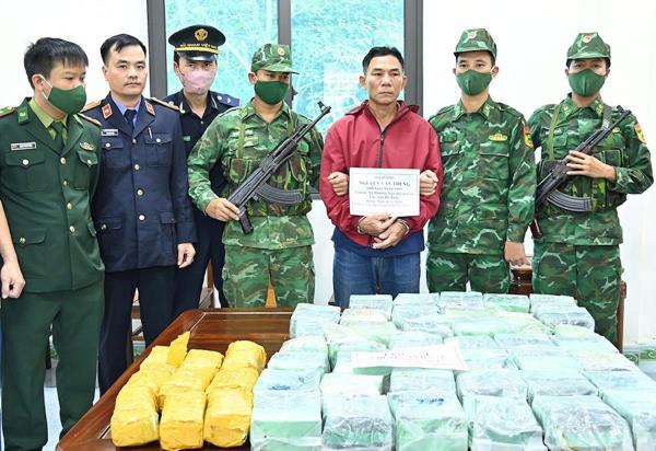 Bắt 2 đối tượng cùng lô ma túy khủng