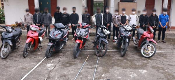 Nhóm quái xế nhí kẹp hung khí quậy phố giữa đêm