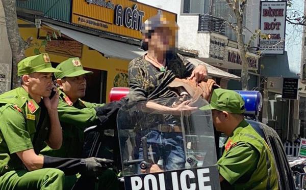 Trung tá Công an tước dao trên tay đối tượng ngáo đá đòi tự sát