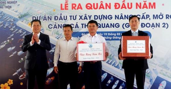 Phó Chủ tịch Thường trực, phụ trách HĐND thành phố Trần Phước Sơn thăm, động viên ra quân nhân dịp đầu xuân mới Giáp Thìn