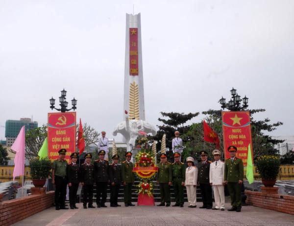 Hội cựu CAND TP Đà Nẵng dâng hương tại nghĩa trang liệt sĩ Hòa Hiệp